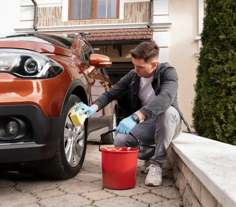 Lavage auto à domicile Lacapelle-Cabanac : professionnel intervenant sur un véhicule
